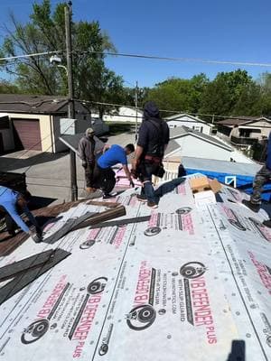 Me dí cuenta que el nuevo estaba sufriento de maltrato laboral! ✍🏽🇺🇸🇲🇽 #pvroofer #carnalito #trabajo #roofing #construction #nuevo #usa🇺🇸 @Geovanny.ec🐑 