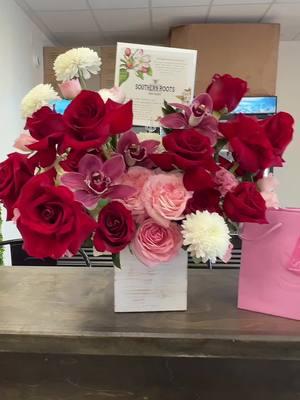 21 year Anniversary 💐🌹#rgv #956 #flowers #flowerarrangement #beautiful #21yearsandcounting #21yearanniversary #wedding #Love #couplegoals #marriage #swarovski #swarovskicrystals #swarovskiarianagrande #family #humor #amor @Southern Roots Flower Market @chon flores 