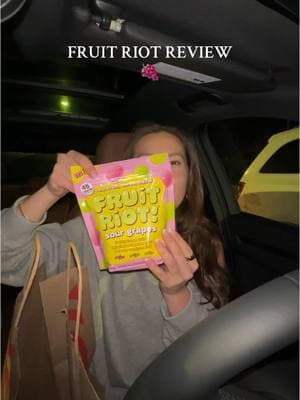 I feel like I need to try making these at home… #fruitriot #fruitriottastetesting #tastetest #foodreview #snackreview #sourgrapes #sourcandy #sourcandyreview 