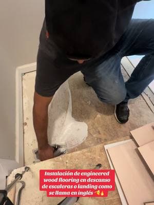 Instalación de engineered flooring en descanso de escaleras o landing como se llama en inglés 🫡🔥 #fyp #flooring #floor #flooringinstallation #flooringinstaller #tutorial 