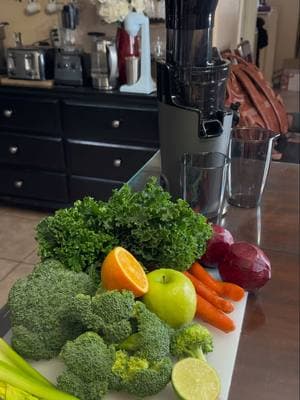 Un delicioso Juguito 🍑🍓🍅🍊🍅🥕🥬🥦#ColdPressJuicer #FreshJuiceDaily #JuiceLovers #JuiceCleanse #DrinkYourVitamins #Juicing #RawJuice #JuiceDetox #NaturalWellness #HomemadeJuice #Lifestyle #WellnessDrinks #Fresh