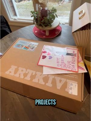 We’ll send you a box so you can send us your artwork. Then we photograph it and create a stunning keepsake book! Order your box in the link in our bio!  #kidart #keepsake #parenthack #artsandcrafts #momhack #dadhack #declutter #savingmemories 