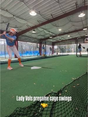 Lady Vols bats getting warmed up 🔥 #TeamRawlings #RawlingsSoftball #softballseason #collegesoftball #rawlings #softballtiktoks #ncaasoftball 