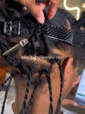 Not going to yieeeee, these right here 🤌🏽 So convenient and easy to use! Make this your next investment 🤭🛍️ #fypシ #viral #gripclips #dallasbraider #braidertiktok #fortworthbraider #knotlessbraids #fyp 