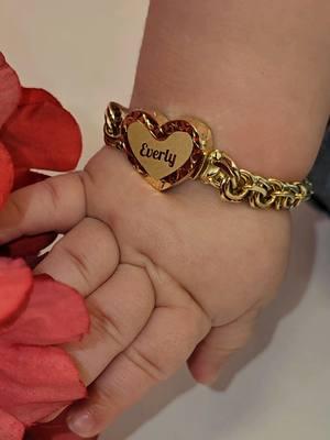 @TAMAYOS THE BIG STORE @TAMAYOS THE BIG STORE @TAMAYOS FABRICA DE ORO @tamayoshoustonoficial #tamayos #oro #gold #chinolink #heartlocket #ValentinesDay #babygirl #bebe #miniña #daughter 