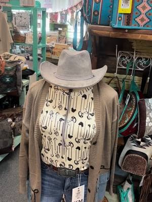 Don’t mind if I do!! BUY the whole dang FIT! #Westernfashion #Hereford #RFM #rfmdenim #RFMjeans #Cowgirl #Cardigan #Western #navajocowgirlboutique 