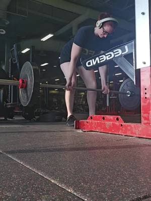 Don't mind me just rowing my demons away! 💪 #deadlifting #deads #gainz #dothedeadlift #barbellrows #deadsfordays #barbellforlife #rowsfordays #rowrowrowyourboat #backday #backgainz #backpack #liftheavyshit #liftweightsladies #gymaddicted #fitness #fitmom #fitnesslife #gymrat #gymgirl #GymLife 