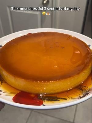 I’m so sad it cracked 🥺 #flan #flandessert #flan #cubanflan #dessert #desserttiktok #dulcecasero #flancasero #foryoupage #dulces #dulcescubanos #flancubano #cremecaramel #foryoupage 