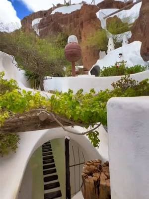 Can you guess where this place is ??? #lanzarote #canaryislands #canaryislandstiktok #canaryisland #lanzarote🏝🇮🇨🇪🇸 #lagomar #onthisday #bucketlisttravel 