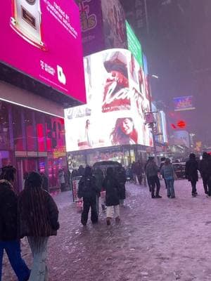 more snow in nyc again ❄️🏙️ #creatorsearchinsights #fyp #foryou #trending #weekendvibes #saturdayvibes #newyork #snowinnyc #weekendactivities #timessquare #timessquarenyc #manhattan #wintervibes 