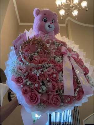 Carebear edition 💗🧸 Ig: Isabels_flores #fyp #florista #florist #houstonflorist #parati #coquette #floristsoftiktok #carebears #ValentinesDay #sanvalentin #parausted #ramo #ramobuchon #rosebouquet #pink #isabelsflores #forher #rosas 