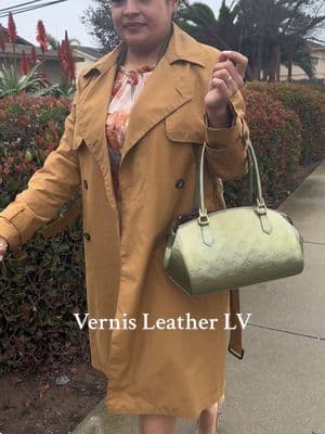 Una ventaja del bolso hecho de vernis leather es que es resistente al agua!! #bag #bags #bolso #purse #vernis #vintage #lovevintage #vintagebag #tendencia #moda #fashion #fashiontiktok #fashionbag #estilokaren 