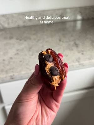 Healthy comfort food🥜Underestimated this treat but it is delicious! #healthytreats #healthysnacks #datesnickers #healthycomfortfood #snacks #easysnacks #easysnackideas #healthysnackideas #snackideas healthy snickers bar