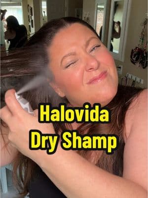 Ok Halovida, I see you! #dryshampoo #dryshampoohack #halovida #hairtok #hairhack #TikTokShop #tiktokshopfinds #tiktokmademebuyit #tiktokshoprestock #tiktokshoploveatfirstfind #seasonalgems  #lovelanguage #tiktokshopcreatorpicks 