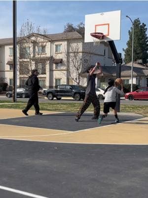 #basketball #viralvids #practicemakesperfect #viral #walkball #basketballtraining #practice #atthepark #wolfpackbrothers 