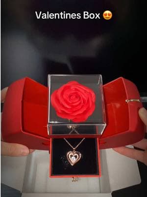 Valentines Day Gift Box 😍 #ValentinesDay #rosebox #roses #anniversary #giftforher #couple #anniversarygift #tiktokmademebuyit #TikTokShop 