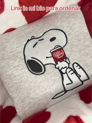 Snoopy & Dr Pepper lovers ❤️ SÍGUEME EN INSTA @isacustoms_ Link en mi perfil para ordenar  #snoopy #peanut #snoopylovers #drpepper #drink #embroidery #embroidered #smallbiz #fyp #parati #apoyaminegocio #embroideredsweatshirt #fyp #viral #sweaterwheater