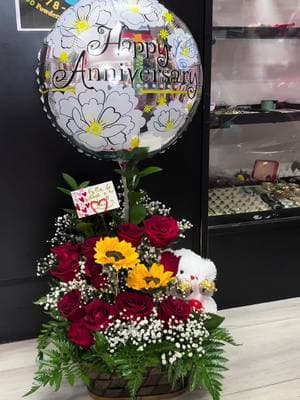 #regalos#canastaderegalo #regalosdeaniversario #rosasygirasoles #arandacreationsgiftshopboutiqueandmore #aniversario 