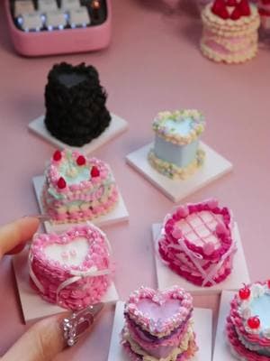 Smooth unmolding! These mini cakes are all set—ready to unleash your creativity? ✨#dessert #diycake #birthdaydiy #clay #DIY #handmade #claycraft #cake #cakes 