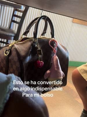 Es indispensable que todas tengamos uno para no poner el bolso en el suelo #bolso #bags #bag #purse #hangerbags #moda #tendencia #lovemybag #foldinghacks #fashiontiktok #estilokaren #fashioninspo #tipdemoda #fashionhacks 