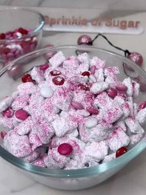 A pretty sweet treat that’s easy to make 😋💕🎀 #valentine #ValentinesDay #valentinesdaytreats #vday #puppychow #treatmaker #dessert #desserts 