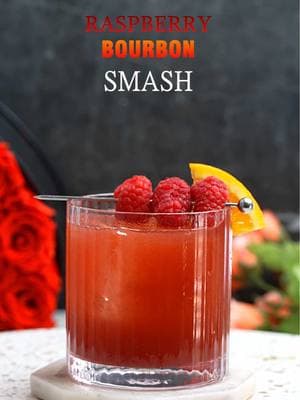 Raspberry Bourbon Smash 🍹❤️ A delicious cocktail, perfect for bourbon lovers and Valentine’s Day! 💕 The combination of raspberry jam and bourbon is simply irresistible, while the triple sec and orange juice add the perfect final touch! 🍊✨ Recipe 🥄 2 spoons raspberry jam 🥃 2 oz bourbon 🍊 1/2 oz triple sec 🍹 1 oz orange juice #ValentinesCocktails #LoveInAGlass #CheersToLove #ValentinesDayDrinks #CocktailLove #RomanticCocktails #SipAndShareLove #ValentinesMixology #HeartfeltCocktails #DateNightDrinks