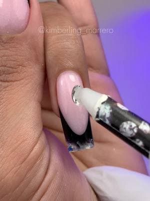 CRISTALES💎 Adheri los cristales Con el top tempered de @yakelinacostavilla , luego de adherirlo lo contornéis con el pincel liner de yakelin para que no se vayan a caer al pasar los Dias 👌🏻 • • • #kimberling_nails #nails #nailsinstagram #cute #uñasbellas #salon #tendencia #viral #kimlovers #educador #acrilycnails #nailsdesing #nailsjunkie #nailsglam ##ombrenails #nailsart #buildergel #nailsfashion #nailsflorida #miaminails 