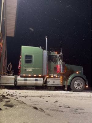 She was clean for 5 miles down the road #kenworth #fyp #w900l #walkingfloor #glider #CAT #flintcreektransport #saltlife #snow #snowstorm #mirroronwheels 