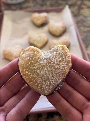 Nutella Puff Pastry 💝’s 💌🍫⁣⁣⁣⁣ ⁣⁣⁣⁣ #valentines #valentinestreats #nutella #puffpastry #Recipe #puffpastries #baking #nutellarecipes #EasyRecipes #ValentinesDay #easydesserts #nutelladesserts #galentines 