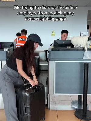 🤭 #airport #memes #distractairlineemployee #overweightluggage #fyp #추천 #viral #tiktok #funlife #funnymoments #funnyvideos #funnydance #dance #asian #korean #dancingkkokko 