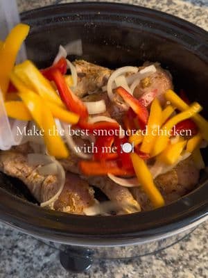 Watch me make the best smothered chicken. You gotta try this recipe. 😋 100/10 #smotheredchicken #crocpotdinner #crocpot #recipes #slowcooker #wintermeals #heartymeals #chicken #bellpeppers 