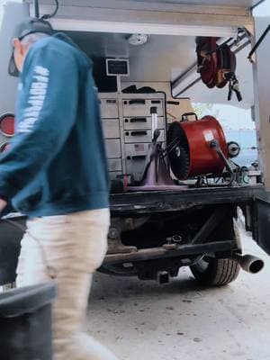 another day in the office 💪🏻 #farrier #horsesoftiktok #farriersoftiktok #horsesontiktok #womanfarrier #farriersontiktok #horseshoes #blacksmith #womanblacksmith #farrierlife #horses #hunterjumper #dannerboots 