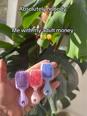 Unbrush mini key chain. The cutest little hair brushes! 💁🏻‍♀️🎀🌸✨ #miniunbrush #keychain #TravelEssentials #tinythingsmakemehappy 