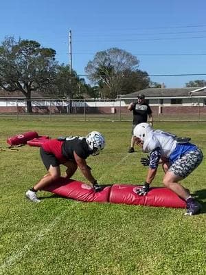 A Good Ole 1-on-1 Linemen Drill 😤😤😤 #dunedin #highlanders #football #WeStandTogether #practice #drills #linemenlife 