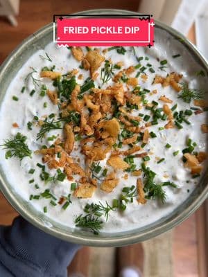 full recipe below! 🫶🏻👩🏼‍🍳🥨 You can pair this dip with anything you’d like, but I personally LOVE having it with the kindling pretzels!  @Kindling pretzels have 8g of protein per serving fried pickle dip has 5g of protein per serving makes 6 servings:  1 cup plain nonfat greek yogurt 1/2 cup sour cream 4 oz whipped cream cheese 1 cup chopped dill pickles 2-3 tbsp pickle juice 1/2 tsp garlic powder 1/2 tsp onion powder 2 tbsp ranch seasoning for the topping fresh dill crispy onions fresh chives #highproteinsnackidea #easysnackidea 