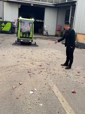 Can this kind of sweeper improve cleaning efficiency?#streetsweeper #clean #environmentprotection #sweepingcar #roadcleaning 