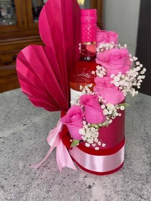 Envoltura de botella para San Valentín #comoenvolverunabotella #envolturadebotella #regalosparasanvalentin #sanvalentin #regalosespeciales #14defebrero #regalossencillos #detallesdeamor #ideasdesanvalentin #sanvalentinideas #DIY #diysanvalentin #amoryamistad #sanvalentin2025 