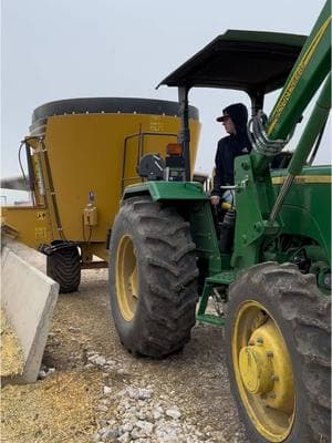 Clancy feeding the feedlot steers #Feedlot #Steers #Ranch #Ranching #KeepRanchin #JohnDeere #Tractor 