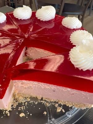 Strawberry cheesecake! #nobakecheesecake #strawberry #cheesecake #strawberrycheesecake #foryou #ladolcekcabakerycafe #delicious #postres #dessert 