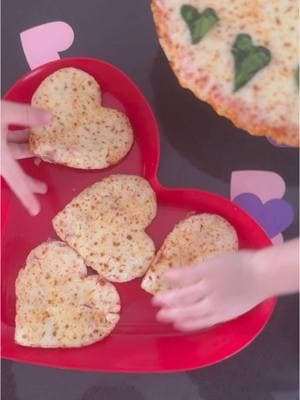 Wanna pizza my heart?! @Home Run Inn Pizza ™️ makes it easy to hand out! Well, a little easy, cause it’s hard to share this 🤪❤️ 🍕 Get creative this Valentine’s Day and personalize your very own pizzas with Home Run Inn! No mess required and guaranteed to bring you together with every bite! Check out their product locator on their website to find the nearest to you! And you’ll have cheesy, flaky style crust pizza in 15/17 minutes! 🍕❤️ #homeruninnambassador #homeruninn #chicagosbest #valentines #valentinespizza #pizza #valentineskidsideas