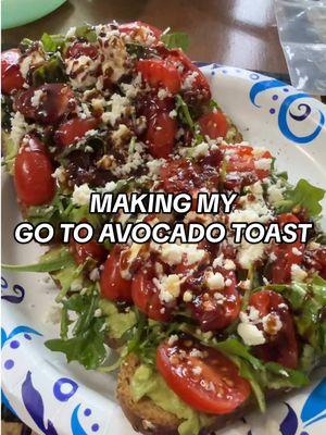 Making a fully loaded avocado toast NO EGG NEEDED #avocadotoast #kicthenwithme #feelgoodfood #easybreakfast #avocado 