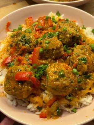 Some saucy, spicy meatballs for your snow day needs 🙂‍↕️ #meatballrecipe #turkeymeatballs #thaicurry #currymeatballs #currysauce #EasyRecipe #healthyrecipe 