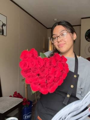 FLORIST, YALL NEED THESE😭🏃🏽‍♀️💝 #agavexflowers #floristsoftiktok #heartbouquet #redroses #shein #parati #ValentinesDay #fyp #makewithme #florist 