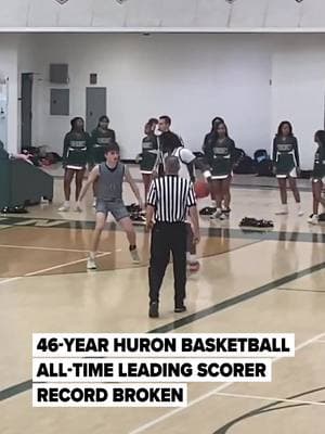 Macari Moore nailed a clutch 3-pointer to become Ann Arbor Huron’s all-time leading scorer, breaking a more than 40-year-old record. Moore finished the game with 27 points, giving him 1,486 in his career, two more than the 1979 record. 🎥: Greg Wickliffe | MLive #highschoolbasketball #record #highschoolathlete