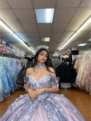 Ummmmmm#greenscreenvideo #styleinspo #creatorsoftiktok #fypage #princessdress #quinceoutfit #traditionalquinceañeradress 