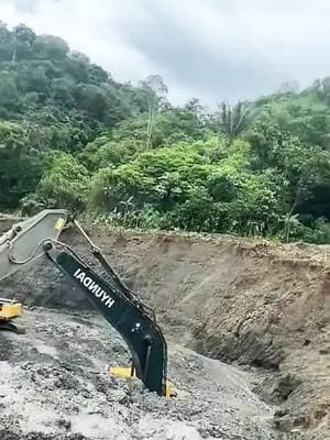 Visual deception.#HeavyMachineryParts #HeavyEquipment #HeavyEquipmentParts #ReplacementParts #FridayParts #Bobcat #Caterpillar #accident #JohnDeere #OEMQuality #Komatsu #NewHolland #Kubota #AfterMarketParts #excavatoroperator #funnyvideo #JCB #excavator #CAT #Case