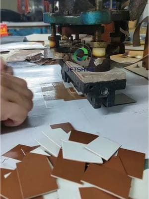 3D leather logo pattern heating embossing machine #leathersewing#leatherlogomachine#logoembossinachine#handbagmakingmachine#embossingmachine #foryou 