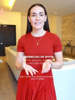 Si tu feed está como el mío, seguro han visto muchísimo contenido sobre todo lo que pasó en Nueva York la semana pasada. Entre tantas propuestas en las pasarelas, hubo algunas tendencias que realmente llamaron mi atención y que se pueden adaptar a un estilo más clásico y elegante. ✨ Elevated Street Style – Se trata de elevar piezas cómodas del día a día con mejores cortes, fits impecables y detalles que marcan la diferencia. ✨ Matchy-Matchy Sets – Un toque divertido y femenino que además es súper versátil. ¡Fácil de combinar y perfecto para cualquier ocasión! ✨ Adornos de encaje o brillos – El detalle ideal para modernizar piezas clásicas y darles un giro sofisticado y especial. Cada temporada nos trae nuevas tendencias, pero lo más lindo de descubrir tu estilo es que no se trata de copiar ni seguir modas al pie de la letra. Se trata de inspirarnos, elegir lo que realmente resuena con nosotras y adaptarlo a nuestro día a día para sentirnos seguras, empoderadas y elegantes. 💫 ¿Cuál de estas tendencias te animarías a probar? ✨👇🏽 #NYFW2025 #NewYorkFashionWeek #Tendencias2025 #ElevatedStyle #Trends2025 #FashionWeek2025