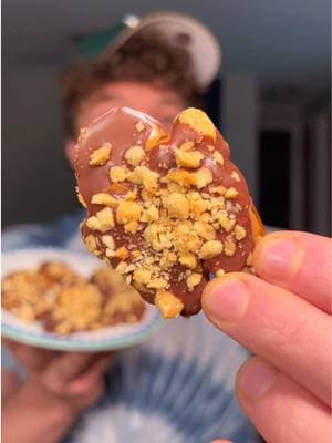 [RECIPE] Snicker Date Clusters  #dessert  #choclate #healthydessert #snickers   — [INGREDIENTS] 9 medjool dates pitted  creamy peanut butter  dark chocolate chips  flaky salt  crushed peanuts [RECIPE] 1.) Place the pitted dates on top of a parchment lined baking sheet. 2.) Flatten with the bottom of a glass (it helps to put parchment paper between the glass and the date so it doesn't stick). 3.) Top each flattened date with peanut butter, melted dark chocolate, flaky salt and crushed peanuts. 4.) Freeze until the chocolate and peanut butter have set and enjoy!