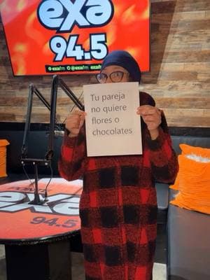 Tu pareja no quiere flores o chocolates… #humor #exalasvegas #radio #locutor #locutora 